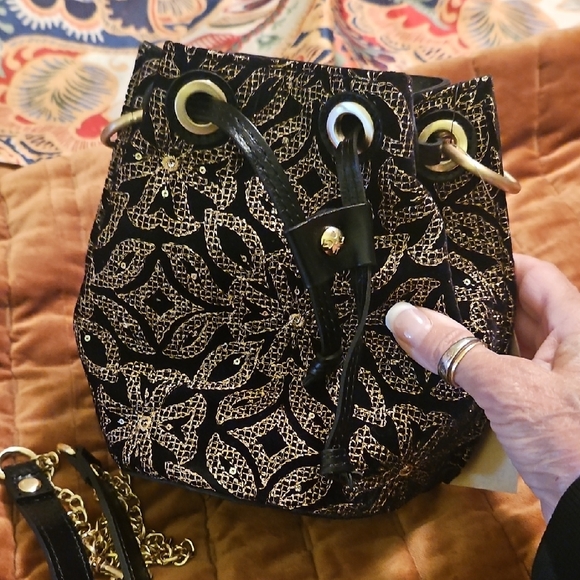 Elegant Black and Gold Women's Bag - Picture 15 of 16